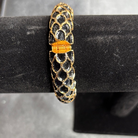 Kenneth Jay Lane Gold and Black Mesh Bracelet - Picture 2 of 4